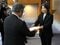 9月1日、伊東市議会議長から不信任議決通知書を渡される田久保眞紀市長 撮影/集英社オンライン」