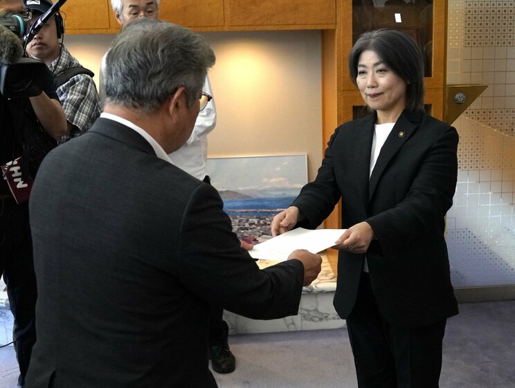 9月１日、伊東市議会の中島弘道議長が「不信任議決通知書」を読み上げるのを聞く田久保眞紀市長（撮影／集英社オンライン）