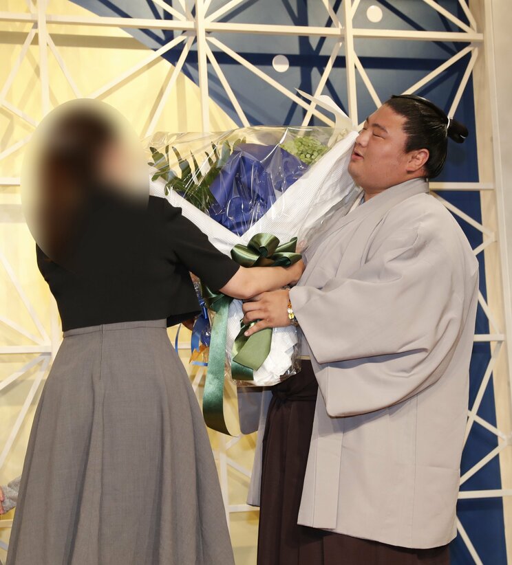 亡くなった女性Ａさん（左）と元関脇嘉風（現・中村親方）　写真／共同通信