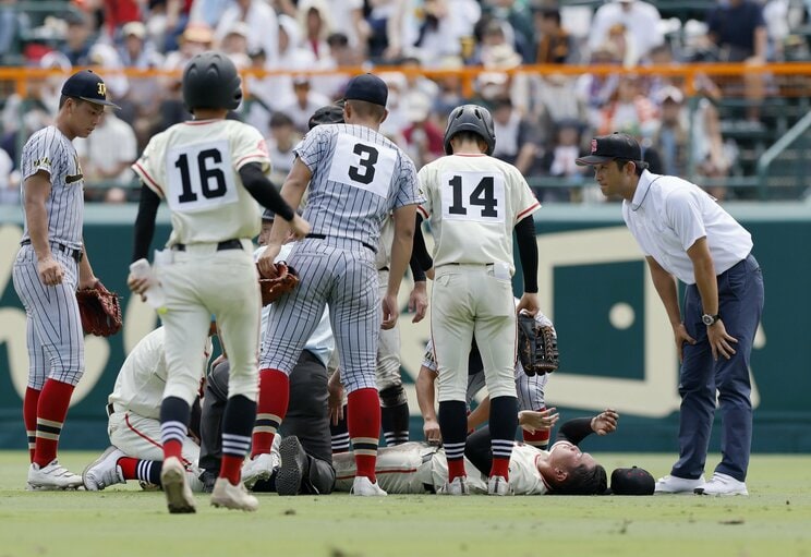 酷暑のため、近年は試合途中で体調不良となる選手も増加傾向に（写真／共同通信社）