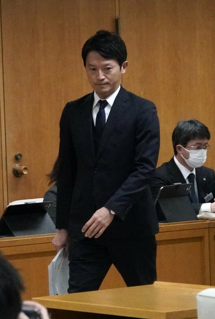 〈クリスマス百条委員会〉「私のところに告発が来たらクシャっとしとったのに」号泣辞職した元副知事が“覚醒”して声荒らげる独演会、斎藤知事は再度パワハラ認めず_8