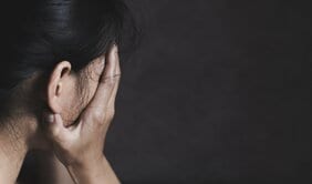 「性被害に遭ったのは私が悪い」、自らトラウマを反復、幸せな自分が想像できない…幼少期に性的虐待を受けた人が抱える見えない傷