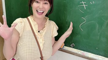 ＜元NHK沖縄アナ＞「胸が大きいのはコンプレックスだった」ポシェットは斜め掛け、“異色の”写真集付きCDを発売した真意 