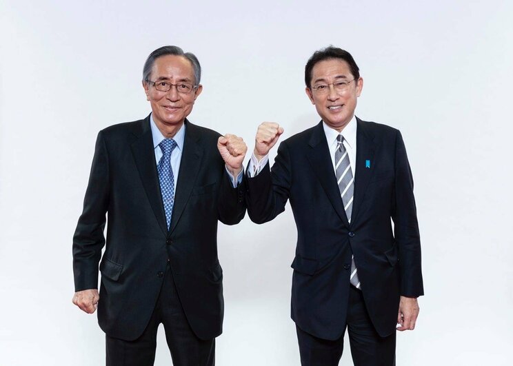 岸田首相とともにポーズをとる故・細田博之氏（本人Facebookより）