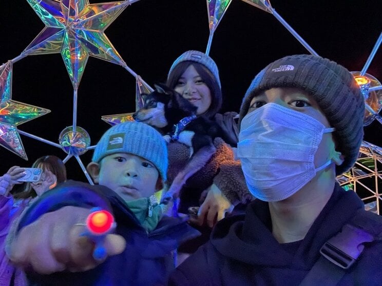 福積さん一家。おそろいのニット帽での1枚（写真／本人提供）
