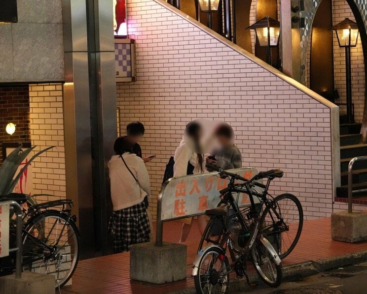 「嫌だ～帰りたくない～」と泣き叫ぶ客、「同担に勝ったときの脳汁ハンパない」と勝ち誇る女…ホス狂たちのクリスマス2023「60万円使ったのにアフター断られたんで」と路上で一人酒も_32