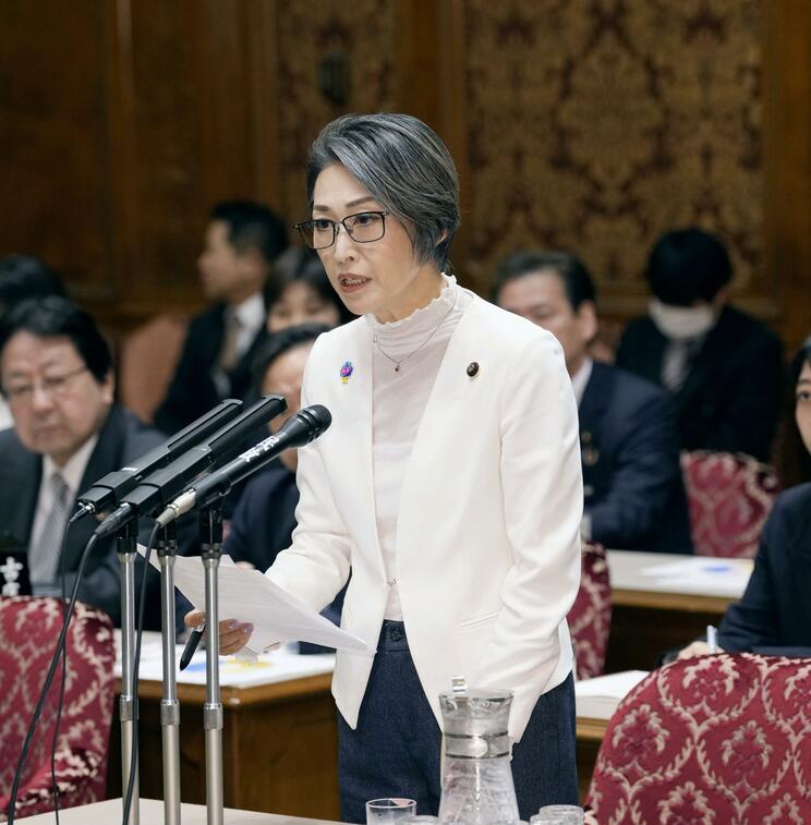 参院予算委の集中審議で質問する自民党の三原じゅん子氏　（写真／共同通信社）