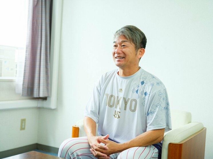 インタビューに応じる石川投手。各球場のヤクルト最終戦で響く“石川コール”には「本当に泣きそうになります」。横浜スタジアムでの花束贈呈ではかつてバッテリーも組んだ敵将・相川亮二監督から「『雅と出会えて良かった』と言ってもらえました」