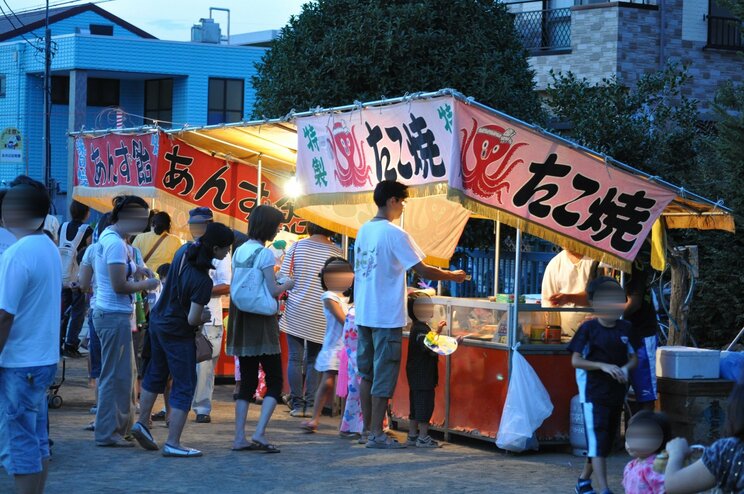 夏祭りの風物詩の屋台（写真／PhotoAC）