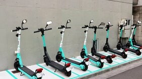 【危険運転多発】法的には自転車なのか? バイクなのか? 街で急増中の超小型モビリティに翻弄されないポイント