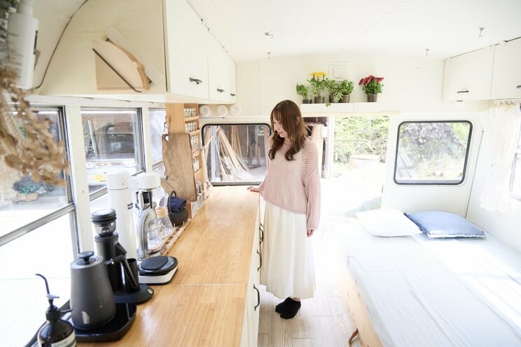 車内のキッチンに立つさあやさん（写真／集英社オンライン）