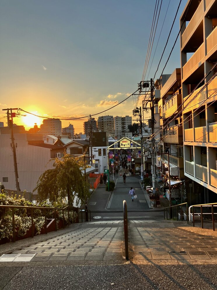 夕やけがキレイに見えていた「夕やけだんだん」からの眺め（PhotoAC）