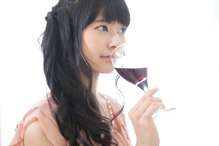 独身生活を謳歌する女性　※写真はイメージです（写真／shutterstock）