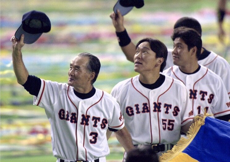 2000年、優勝してグラウンドを一周する長嶋監督と松井秀喜（写真／共同通信社）