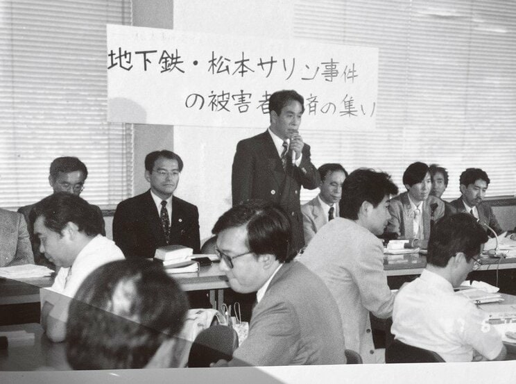 (画像1)　1997年6月26日「地下鉄・松本サリン事件の被害者救済の集い」での石井紘基氏　写真提供：石井ターニャ氏