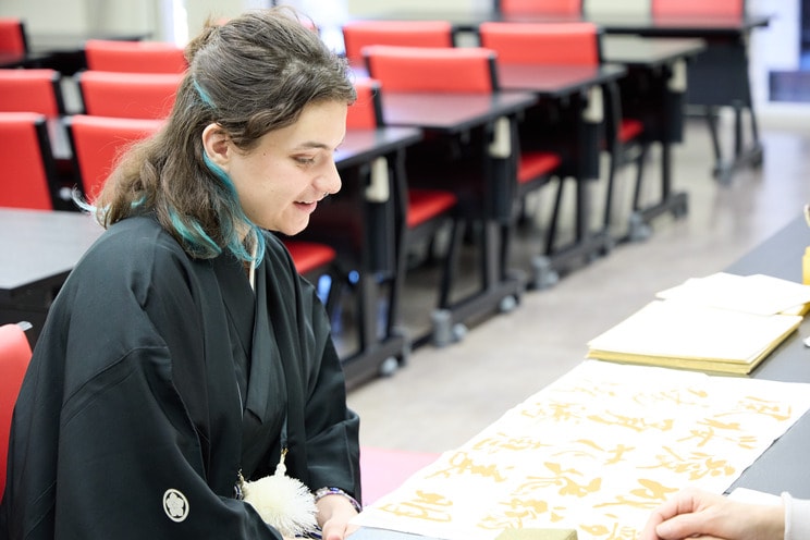 記念として好きな漢字一字を書道家に書いてもらうフランス人留学生