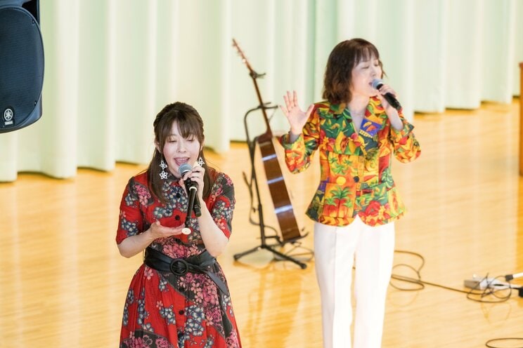 刑務所でのコンサート中のPaix²(ぺぺ)