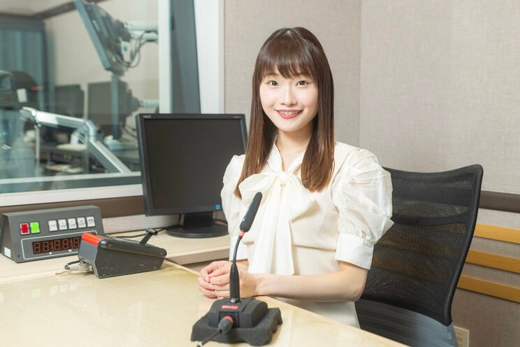 藤原菜々花アナ。学生時代にアナウンサーを志し、2020年にラジオNIKKEIに入社