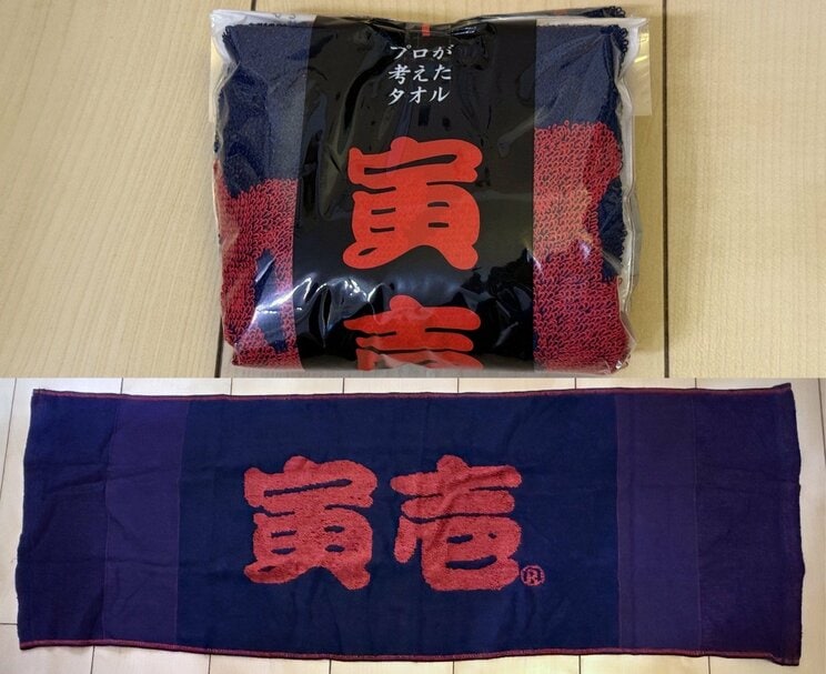 作業服メーカー・寅壱が製造している人気のタオル。上の状態で自販機から出てくる。結び目がヘルメットから出やすいなどの工夫がされている（撮影／集英社オンライン）