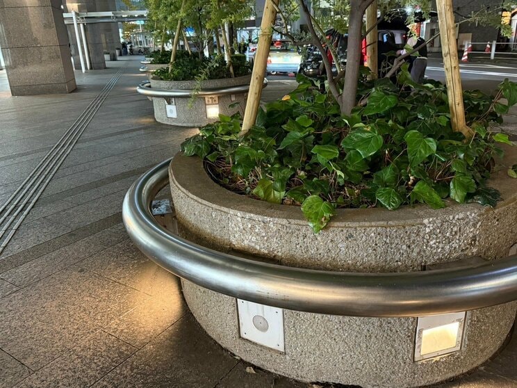 新宿駅付近の「排除アート」。座れるが横にはなれず、冬場はお尻も冷たくなりそうだ(撮影/集英社オンライン)