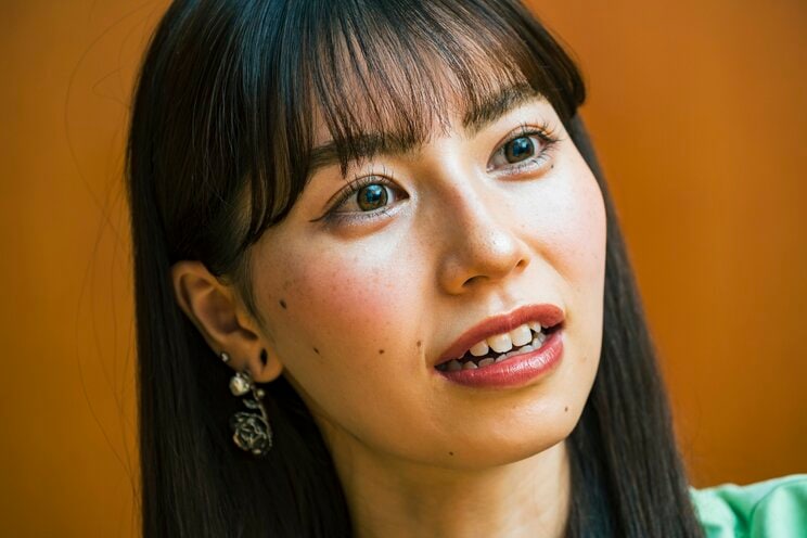 メディア露出急上昇中の芸人・りなぴっぴ、3度の飯よりタバコ好き⁉︎ 好きなタイプは「人だと思える方」…沼る人続出の個性的な魅力に迫る_4