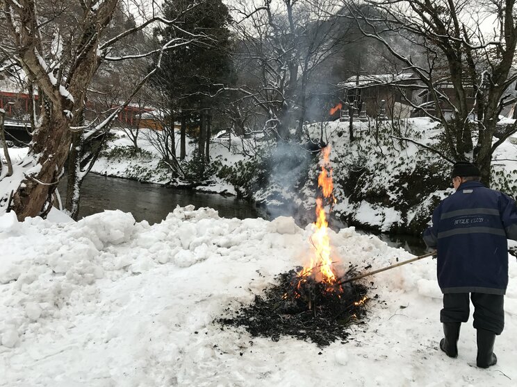 一月七日、一年目の役目を終えたお礼や正月飾りを家々から集めて燃やす