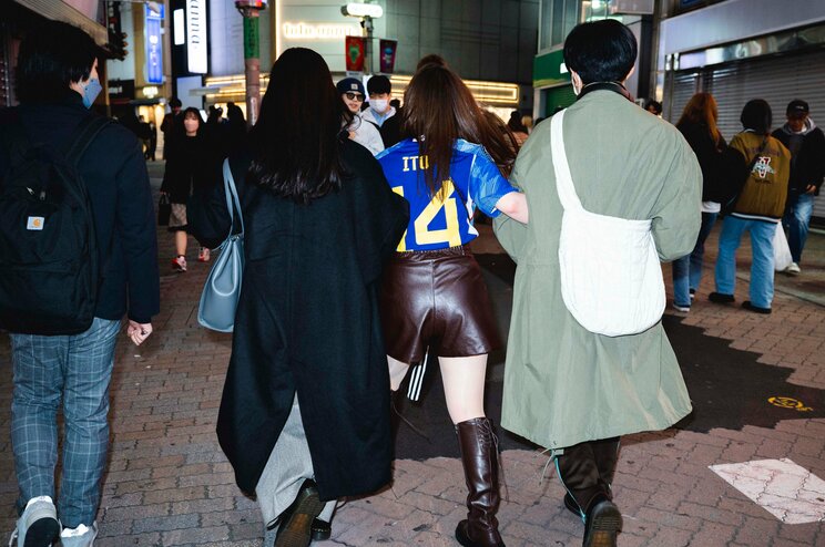 〈画像多数！ W杯コスタリカ戦・渋谷ルポ〉日本代表の敗戦にセンター街中で“ため息”がでた夜…はしゃぐサッカー芸人に女性サポーターが放った“一言”_14