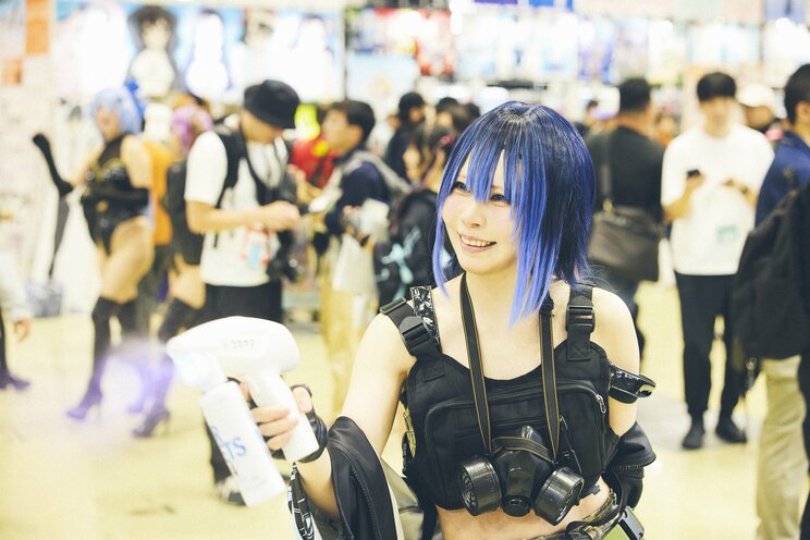 参加者に消臭スプレーをかける神湊しおさん　写真／石田壮一