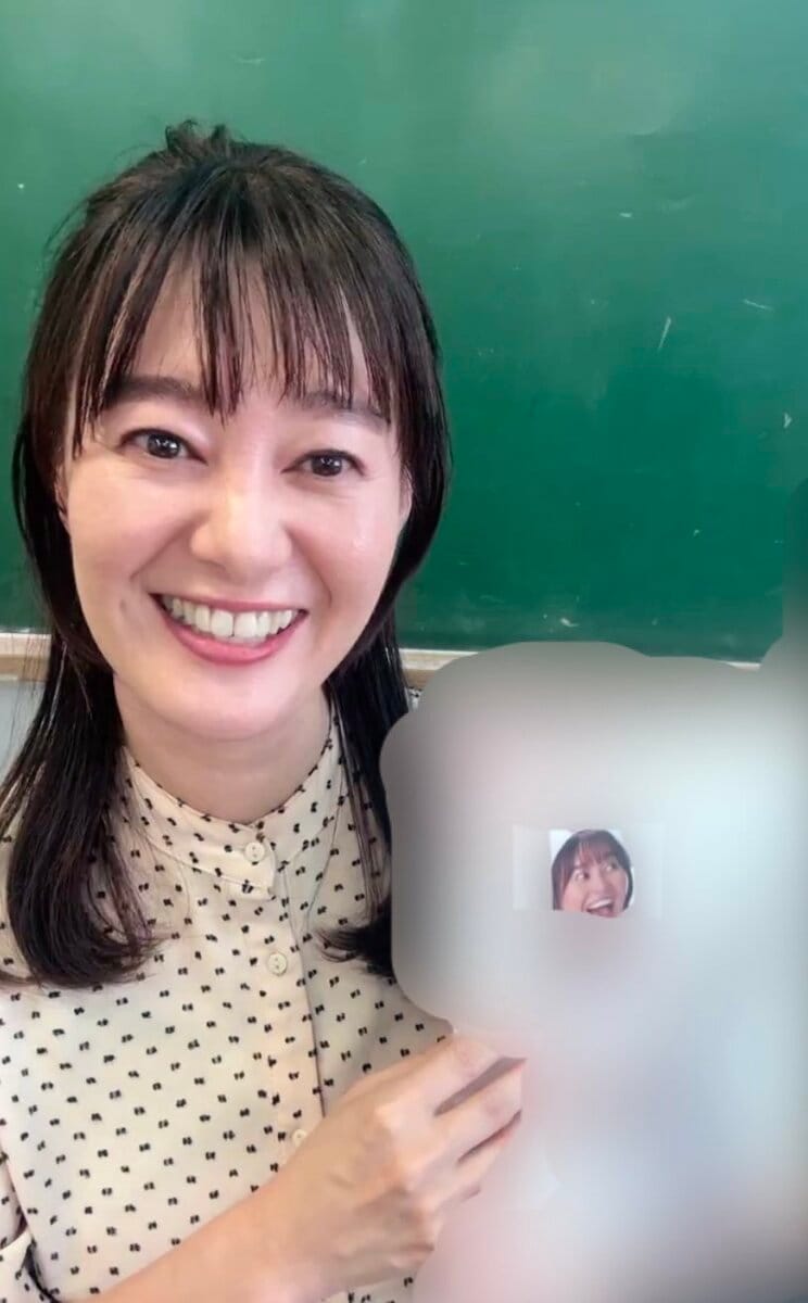 写真集の内容を見せてくれながら説明する竹中アナ。どんな写真か気になる方はぜひ、購入を