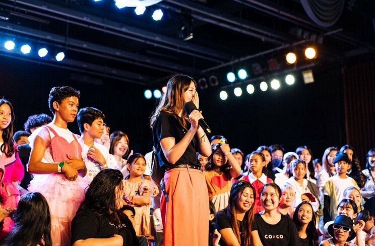 昨年のファッションショーのステージで涙ぐむ小村さん（本人Instagramより）