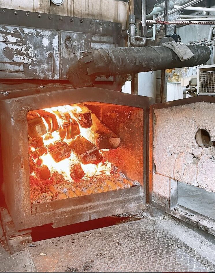 重油と薪で温めているが…（写真／店舗提供）