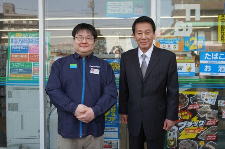 昨年3月、ファミリーマート松江学園南店を訪れた杉良太郎さんと山内剛店長（写真／警察庁ホームページ）