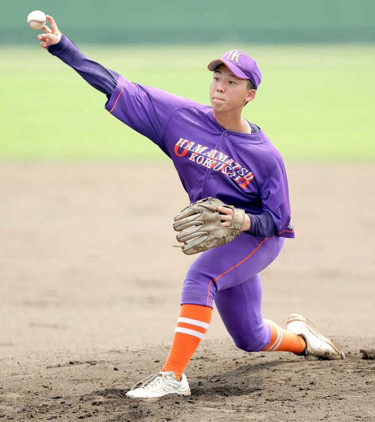 オイスカ浜松国際（静岡）のパープル基調のユニホームは、なかなか高校野球ではお目にかかれない　　　(写真／AFLO）