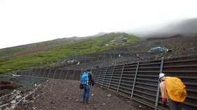 〈富士山6合目・一人ぼっちの7歳男児〉「標高599mの山でも大変なのに…」疲れを訴えた男児を残し父親は登山続行、問われる“山頂より優先すべきこと”
