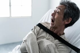 髪を引っぱる、冷水を浴びせる、腹を殴る…介護施設で起きている信じがたい虐待 行政処分されても悪徳業者が復活する“カラクリ”とは