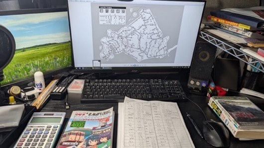 常陸さんの作業風景。時刻表と路線図を確認しながらチャートを組み立てていく。さながら旅程を組んでいるかのようだ。（本人写真提供、以下同）