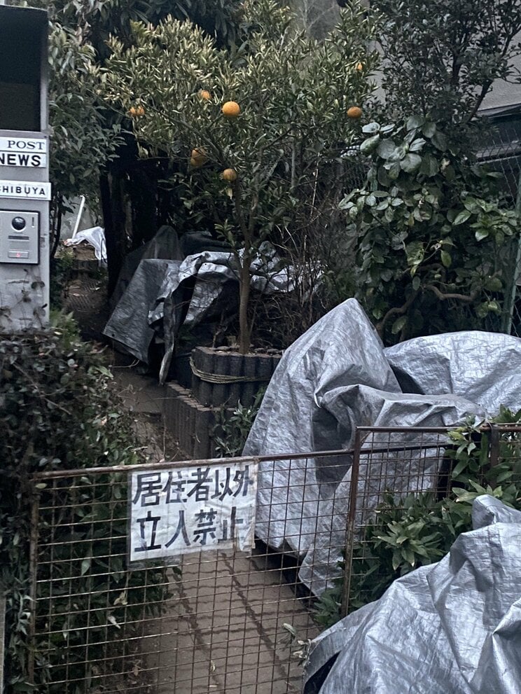 渋谷博仁容疑者の自宅前、門には立ち入り禁止の札が…