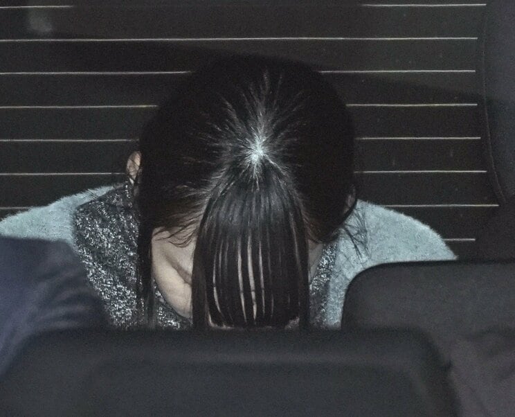 送検される小原容疑者（撮影／集英社オンライン）