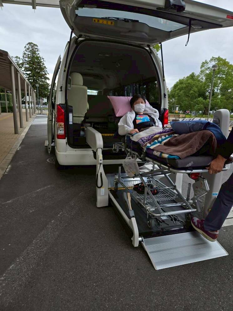 筑波大学から聖マリアンナ医科大学へ搬送されるときの様子