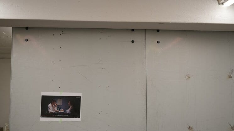 実はベッドの前の壁を活用して撮影されたシーン