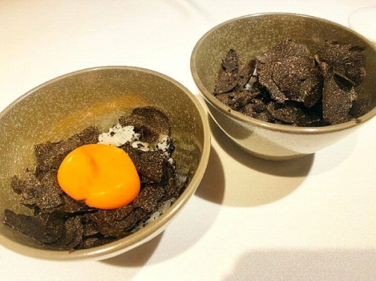 トリュフがのせられた卵かけご飯（本人SNSより）