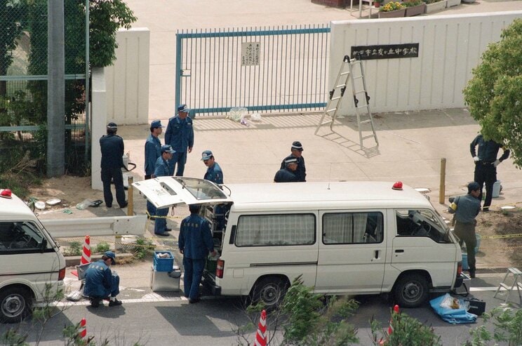 男児の首が置かれていた、須磨区にある中学校の正門前（写真／共同通信社）