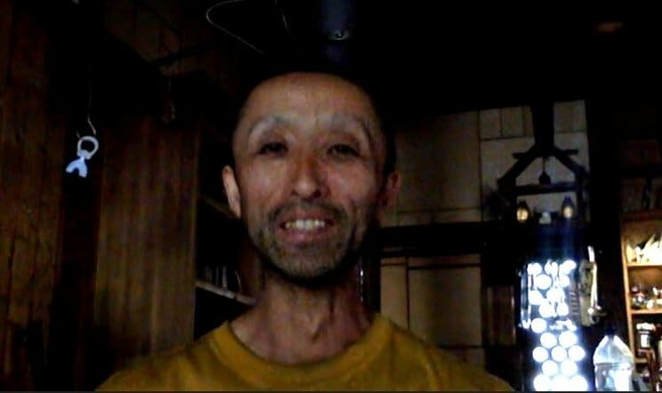 インタビュー中の余一さん（写真／集英社オンライン）