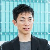角谷リョウ