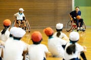 「なんで足がないんですか？」小学生から車いすバスケ選手への質問。その経験と交流こそが北九州市のレガシーに…市内の小学生が車いすバスケボールに燃える日