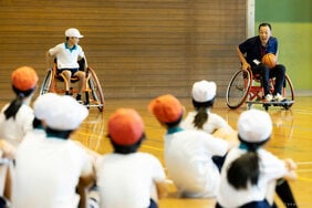 「なんで足がないんですか?」小学生から車いすバスケ選手への質問。その経験と交流こそが北九州市のレガシーに…市内の小学生が車いすバスケボールに燃える日