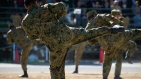 【防衛大告発を読んだ現役教官による証言】「防衛大の新入生は入学して少し経つと、服に星がついた人間にしか挨拶しなくなる」学生を変質させる学内の「圧迫教育」とカリキュラム間の「悪意の10分間」