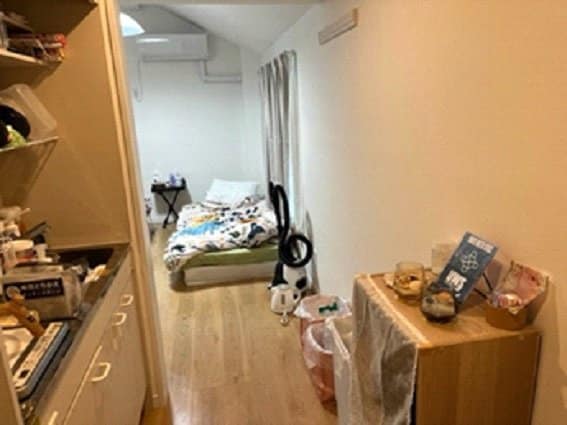 合田さんが入居するグループホームの室内（撮影／集英社オンライン）