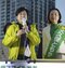 江東区長選で街頭演説する小池百合子都知事(左)と当選した大久保朋果区長(右) 写真/共同通信