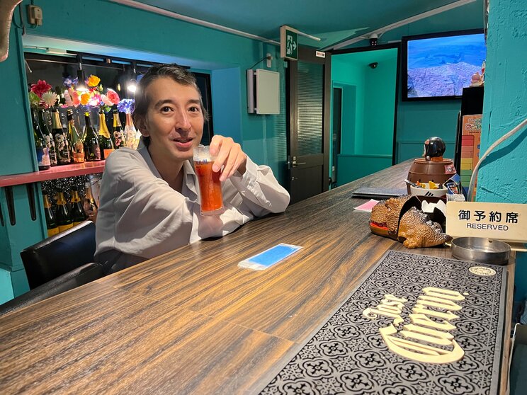 馴染みのバーでレッドアイを飲む黒田さん